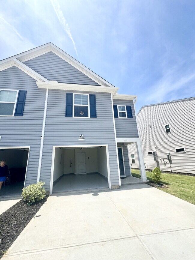Building Photo - Brand new townhome - Perfect for students or families