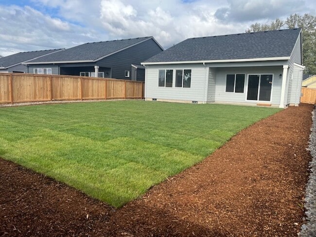 Building Photo - 3 Bedroom 2 Bath Silverton OR
