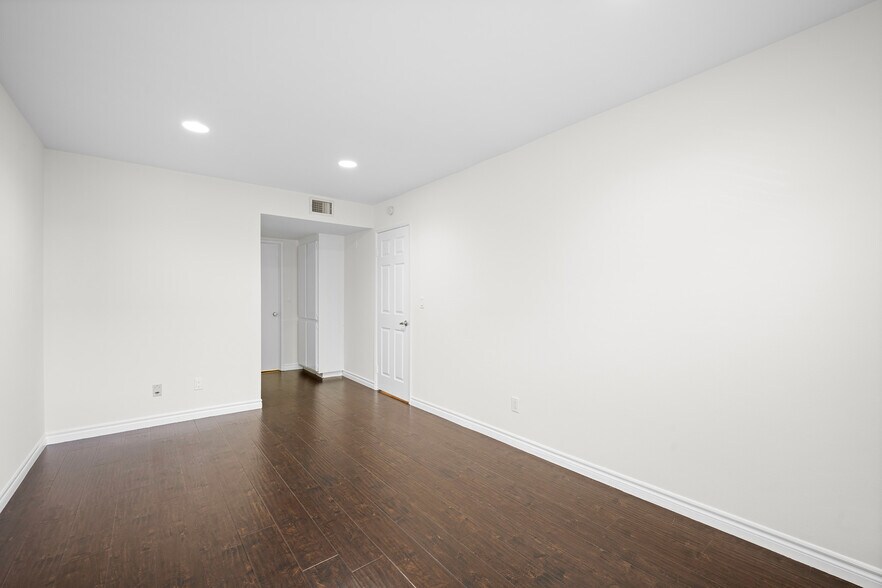 Building Photo - 323 N Jackson St