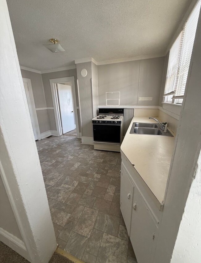 Building Photo - 1404 W. Fourth St. - 3 Unit