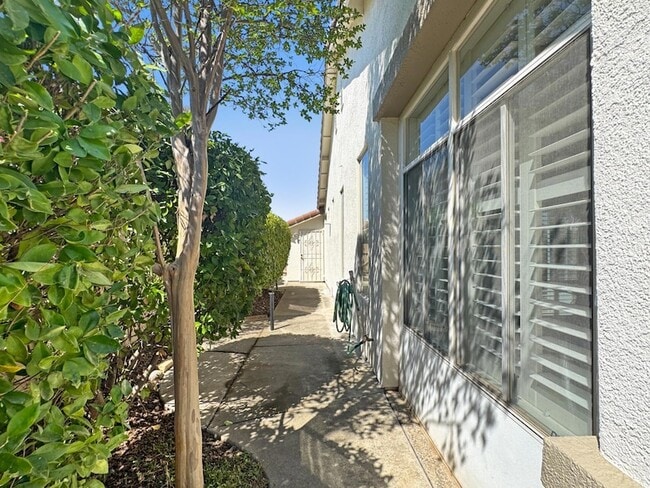 Building Photo - 1347 Rose Bouquet Dr