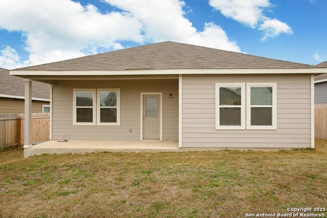 Building Photo - Modern Move-In Ready Home Near Lackland AFB | Pool, Park & Prime Location!