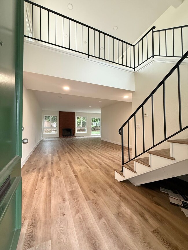 Building Photo - Spacious 5-Bedroom, 2-Bath Retreat in Quie...