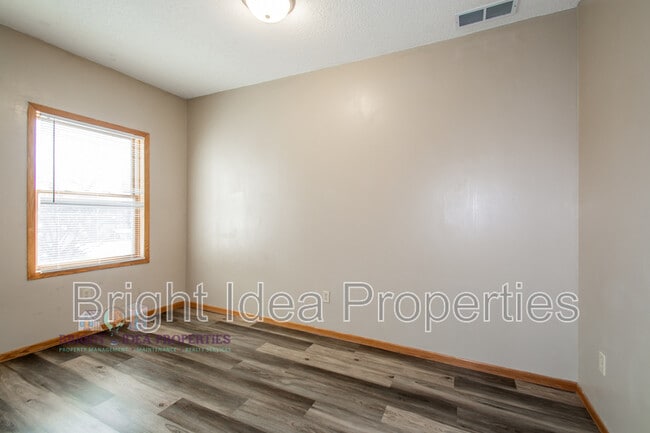 Building Photo - 863 Clark St N