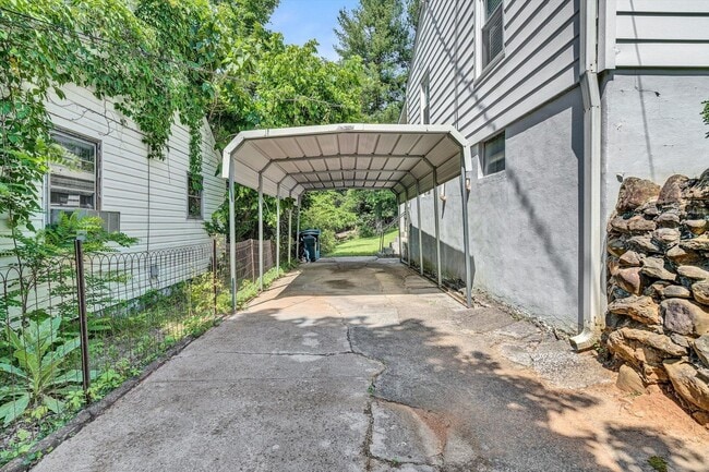 Building Photo - Adorable 2 BR home - Convenient to all thi...