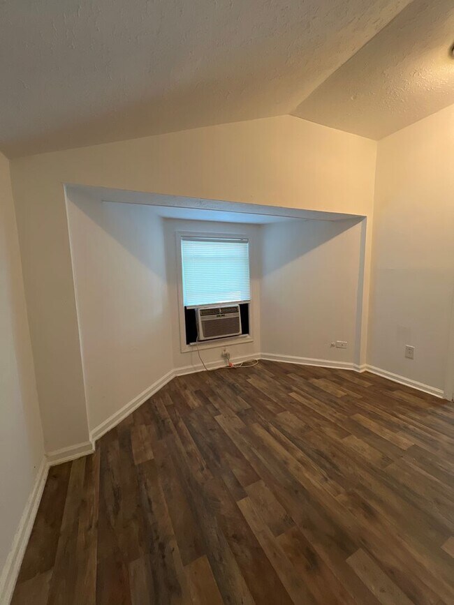 Building Photo - ONE BEDROOM, ONE BATH CUTE HOUSE IN PORTLAND!