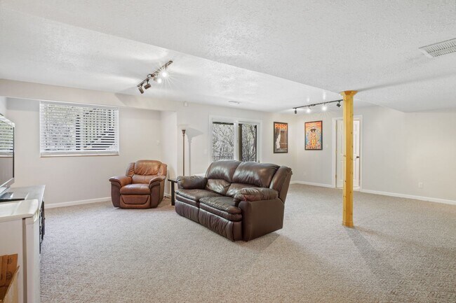 Building Photo - Stunning Raised Ranch | 4 Bedroom 3 Bathro...