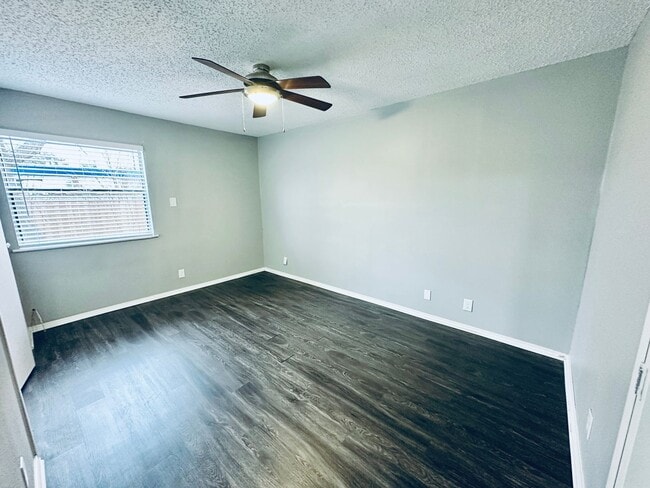 Building Photo - 5507 Rose Hill Cir