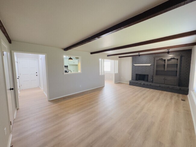 Building Photo - Updated 3-Bedroom, 2-Bathroom Duplex with a Spacious Fenced Backyard!