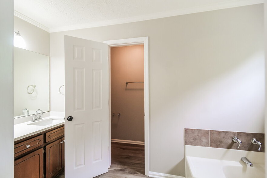 Building Photo - 121 River Trace Ct