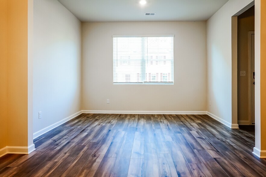 Building Photo - 2851 Saratoga Lake View