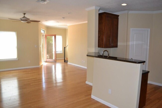 Building Photo - 1038 E 43rd St