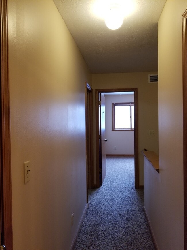 Building Photo - 3 bed 1.5 bath home