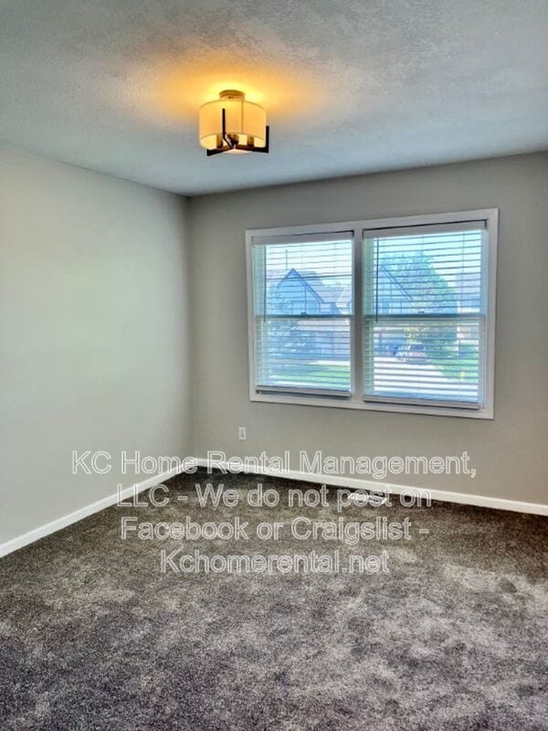 Building Photo - 1109 E Sleepy Hollow Dr