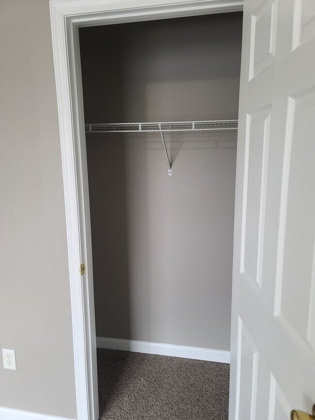 Building Photo - 3 Bed 2.5 Bath Townhome Ready for You in W...
