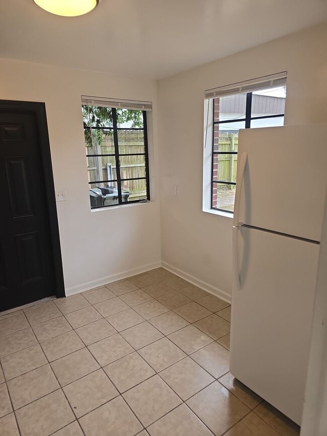 Building Photo - 2 Bedroom 1 bath off of Meeting st closed to the River District