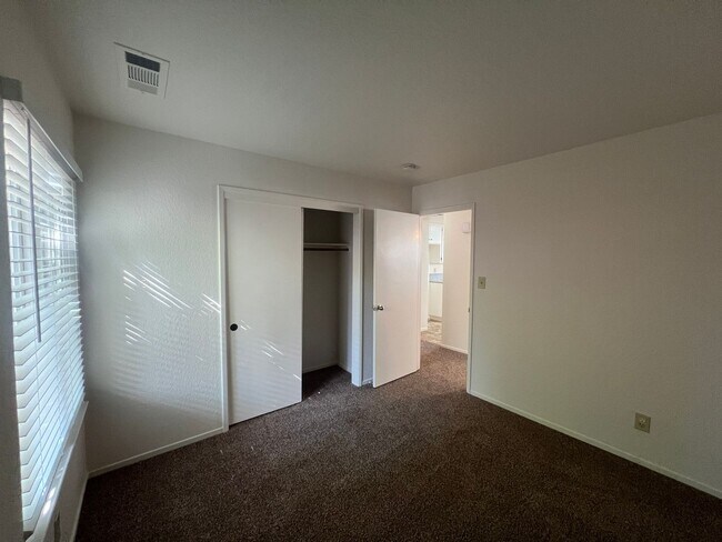 Building Photo - Floyd Ave - Duplex