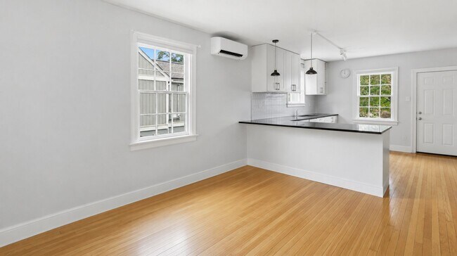 Building Photo - Heart of Woodland Heights just blocks from JRPS, Renovated 2BR / 1.5BA home with gardens