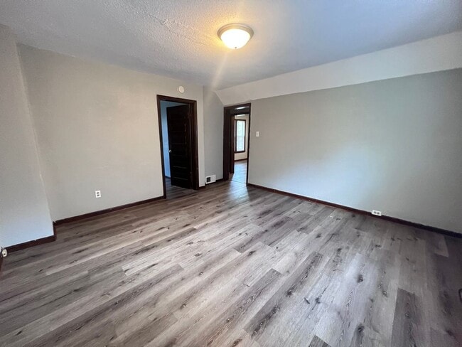 Building Photo - Three Bedroom on the NE Side of GR!