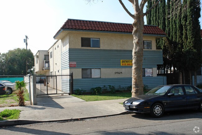 Primary Photo - 14524-14530 Vose St