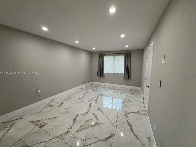 Building Photo - 15011 Coconut Ct