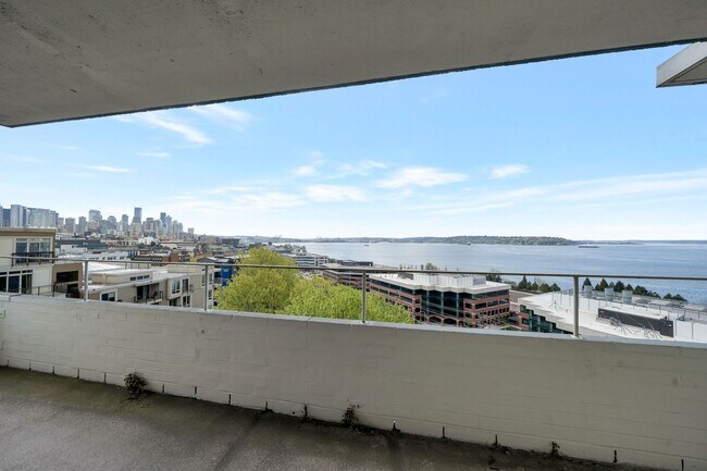 Building Photo - Stunning Queen Anne south slope condo with parking