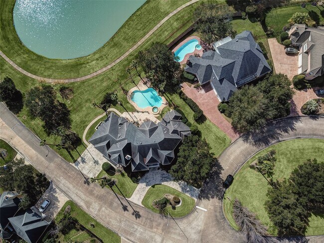 Building Photo - 13703 Lakeshore Way Cove