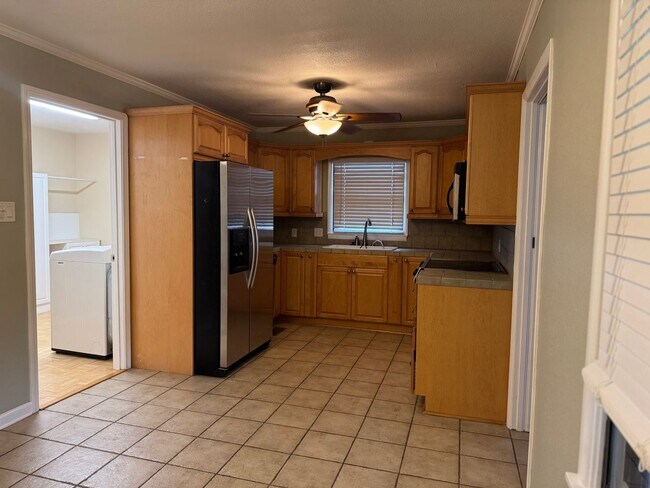 Building Photo - Charming 3 bedroom,  2 Bathroom in the cen...