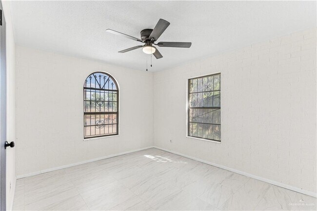 Building Photo - 1022 S Richmond Dr