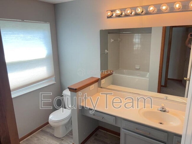 Building Photo - 5781 Meadow View Dr