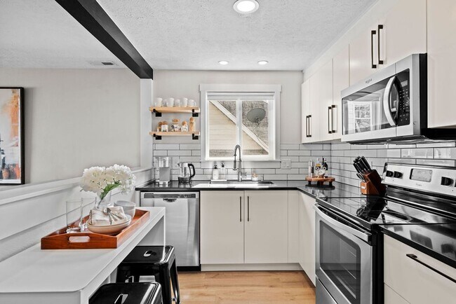 Building Photo - Trendy 2B/1B Unit C I Near Gonzaga/WSU/EWU...