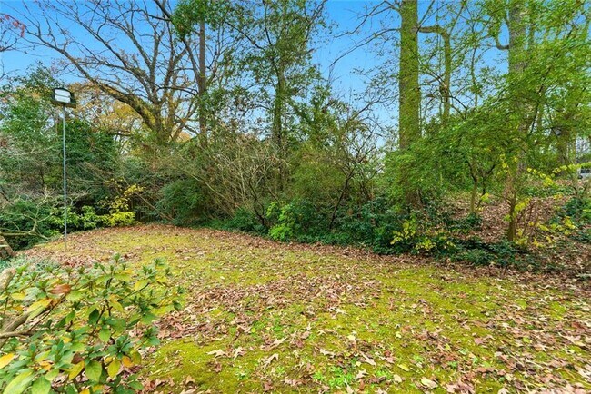 Building Photo - 302 Hascall Rd NW