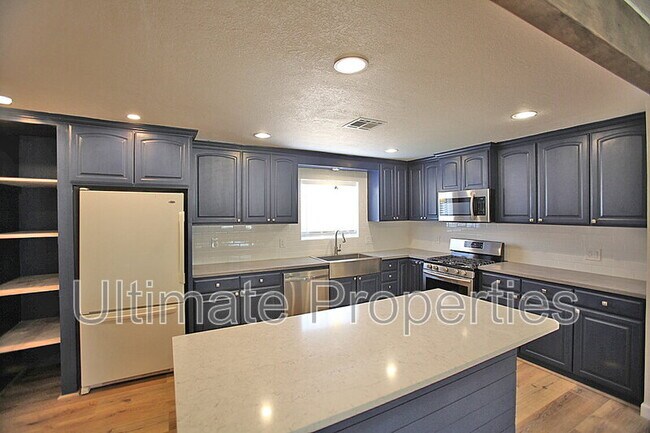 Building Photo - 4129 E Bluefield Ave