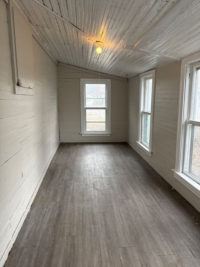 Building Photo - 2 bedroom/1 bath house