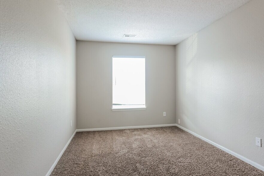 Building Photo - 707 Deer Trail Dr