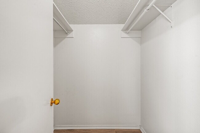 Building Photo - Spacious 2/2/2!