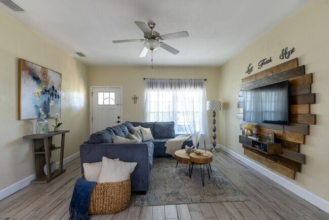 Building Photo - Spacious 3BR/2BA Home with Open Layout, Is...