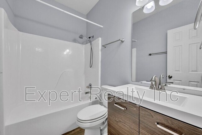 Building Photo - 8235 Wynwood Dr