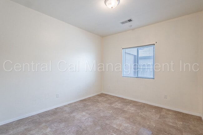 Building Photo - 4 Bedroom, 2 Bath Home - $2450 per month!