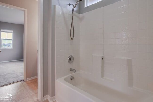 Building Photo - Beautifully 5Bdm 3.5Ba Home in Prime Location