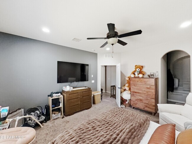 Building Photo - 12805 Kingsbury Ave