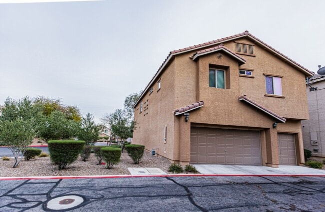 Building Photo - 4 Bedroom home located in Mountain's Edge