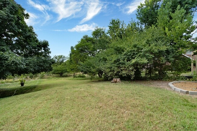 Building Photo - Large town house for rent!