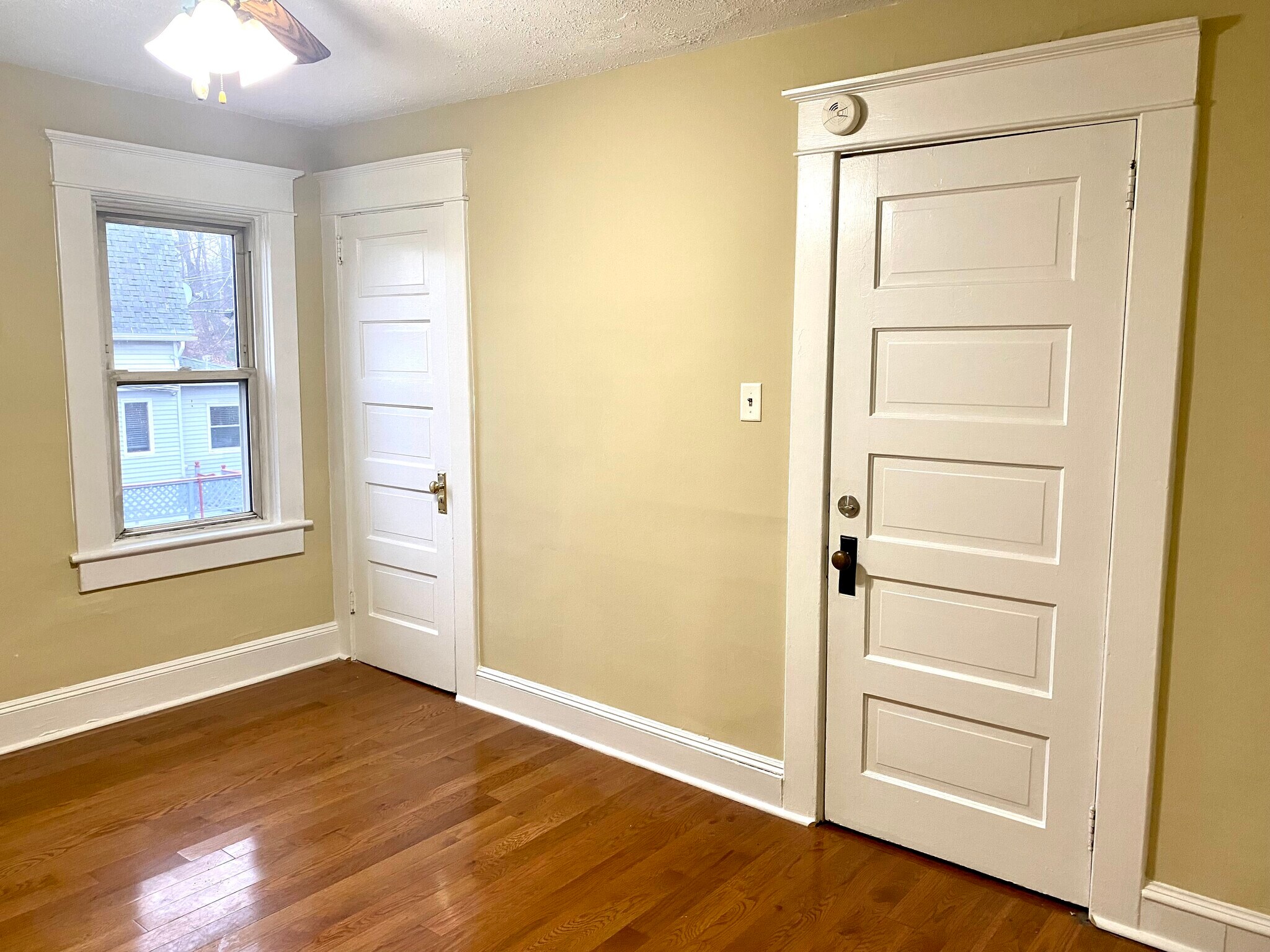 Building Photo - 223 E Mountain Rd