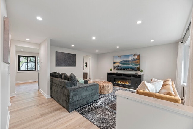 Building Photo - 208 W Hartford Dr