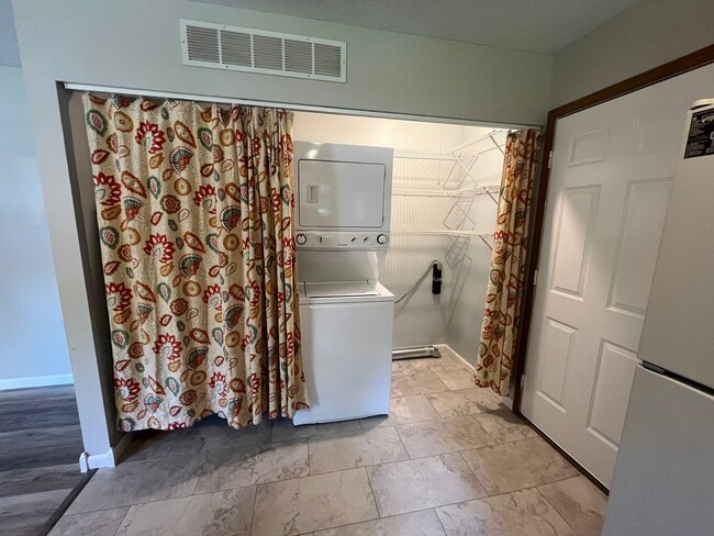 Building Photo - 644 Tamarach Dr