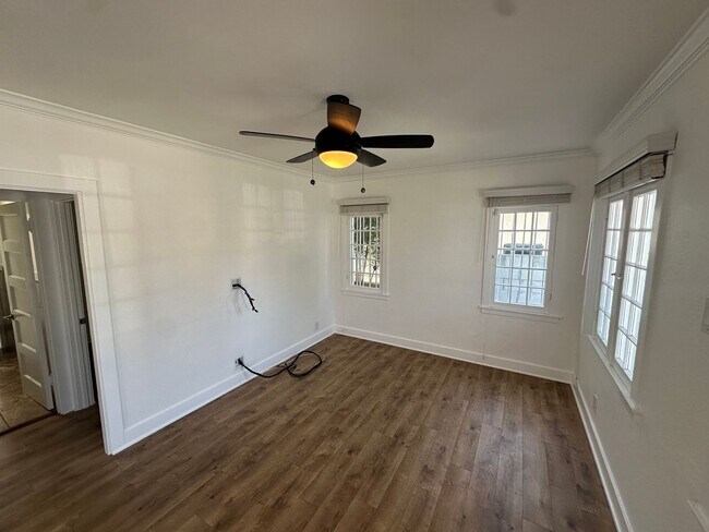 Building Photo - Fairview Heights Bungalow | 2 Bed / 1 Bath | Yard & Parking