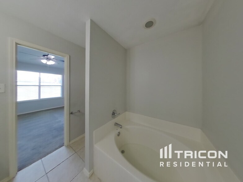 Building Photo - 102 Drycreek Dr