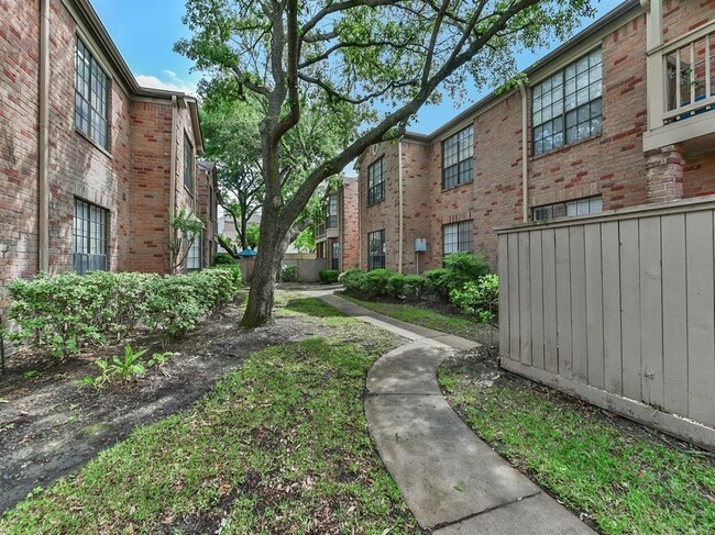 Building Photo - 2255 Braeswood Park Dr