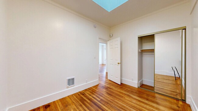 Building Photo - 216 4th Ave